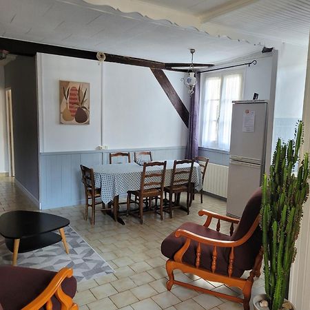 La Cour Du Chateau La Charite-sur-Loire Luaran gambar