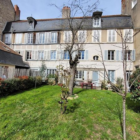 La Cour Du Chateau La Charite-sur-Loire Luaran gambar