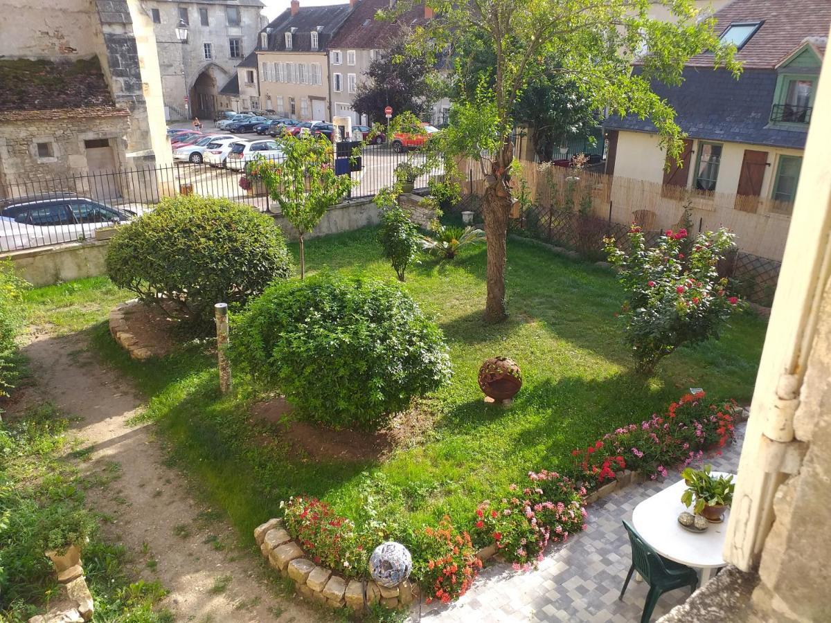 La Cour Du Chateau La Charite-sur-Loire Luaran gambar