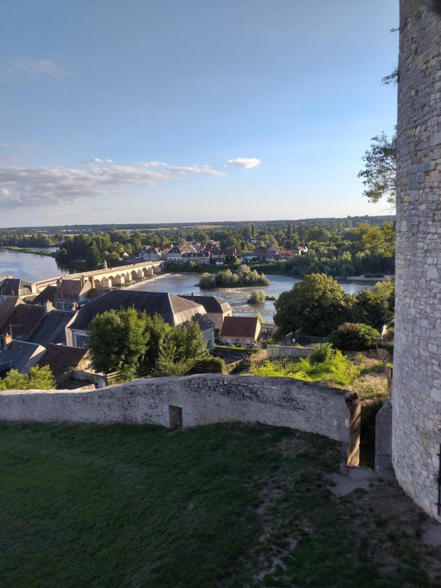 La Cour Du Chateau La Charite-sur-Loire Luaran gambar