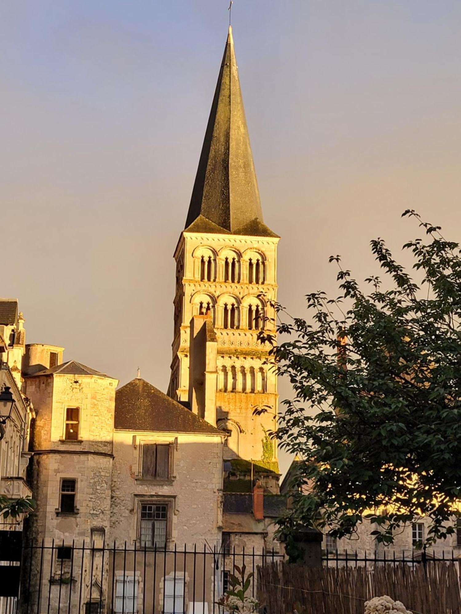 La Cour Du Chateau La Charite-sur-Loire Luaran gambar