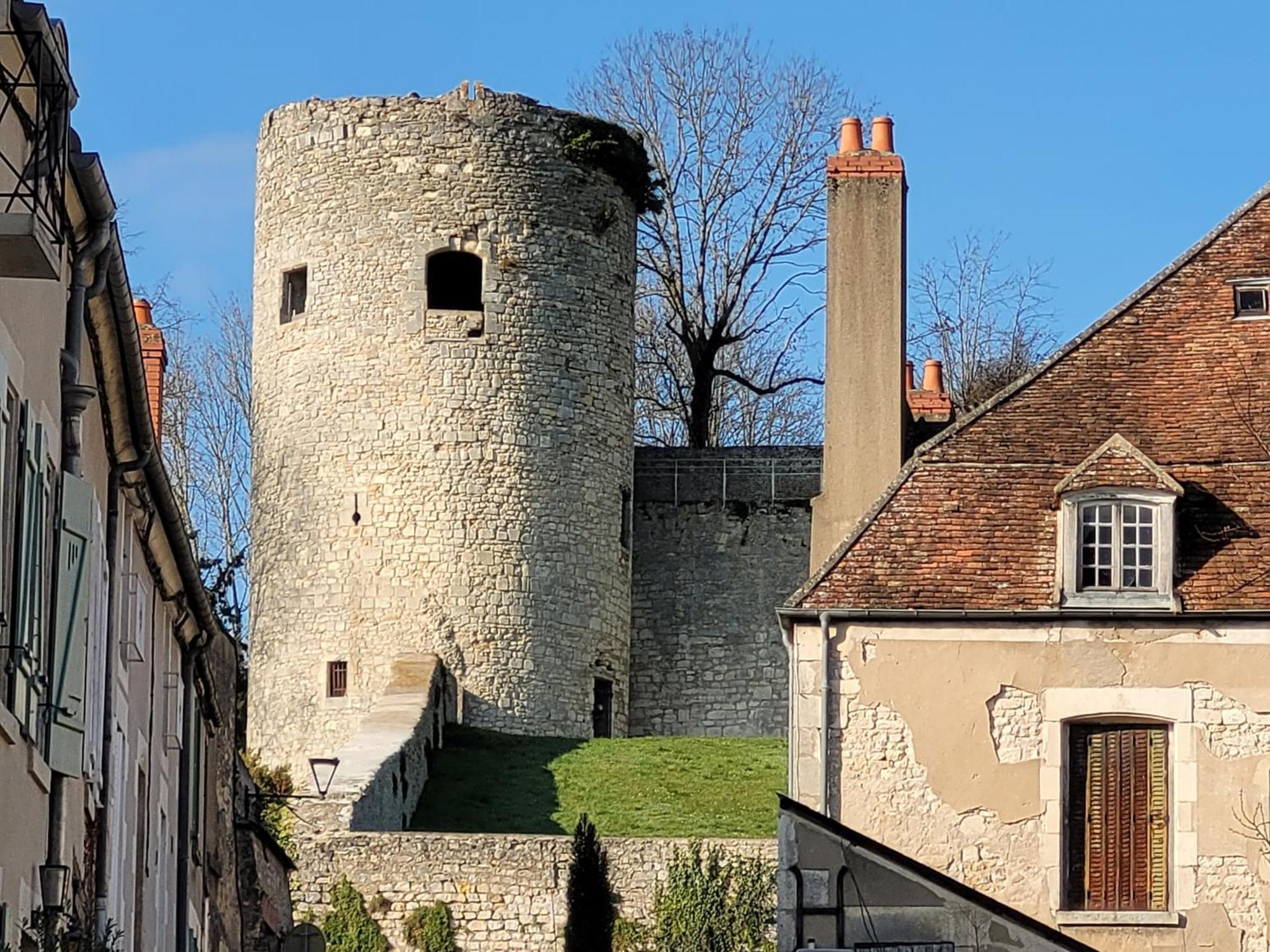 La Cour Du Chateau La Charite-sur-Loire Luaran gambar