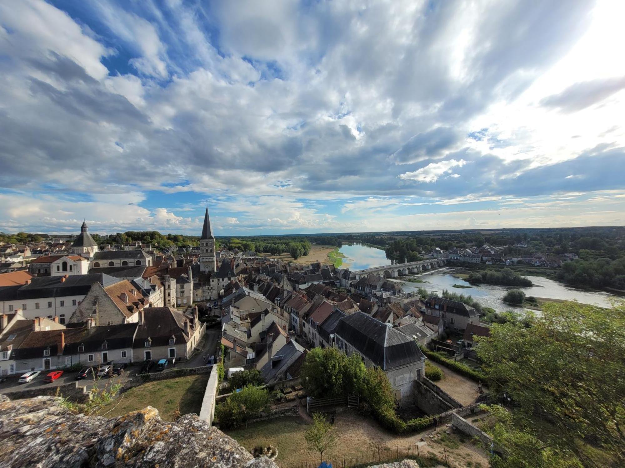 La Cour Du Chateau La Charite-sur-Loire Luaran gambar