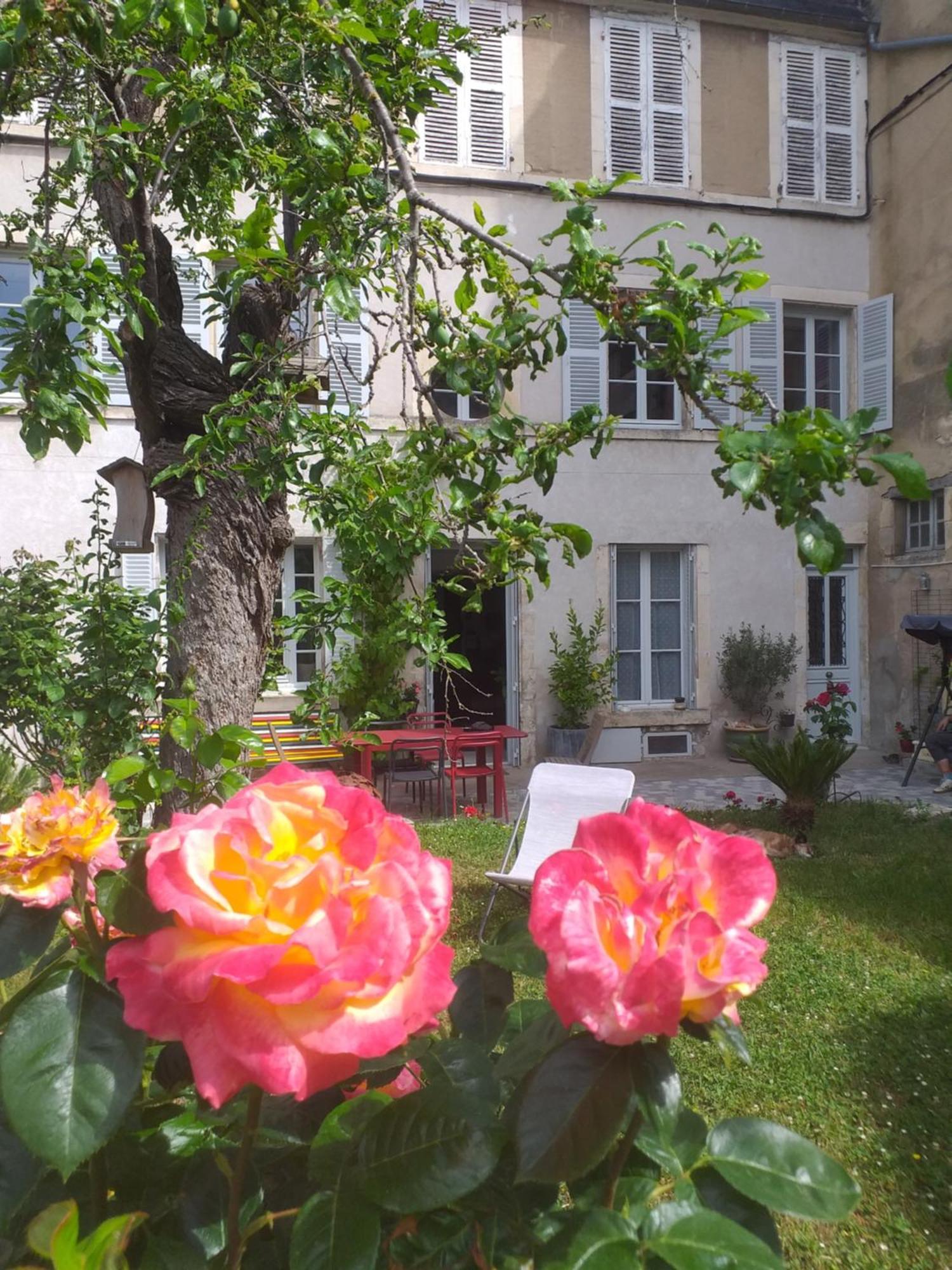 La Cour Du Chateau La Charite-sur-Loire Luaran gambar