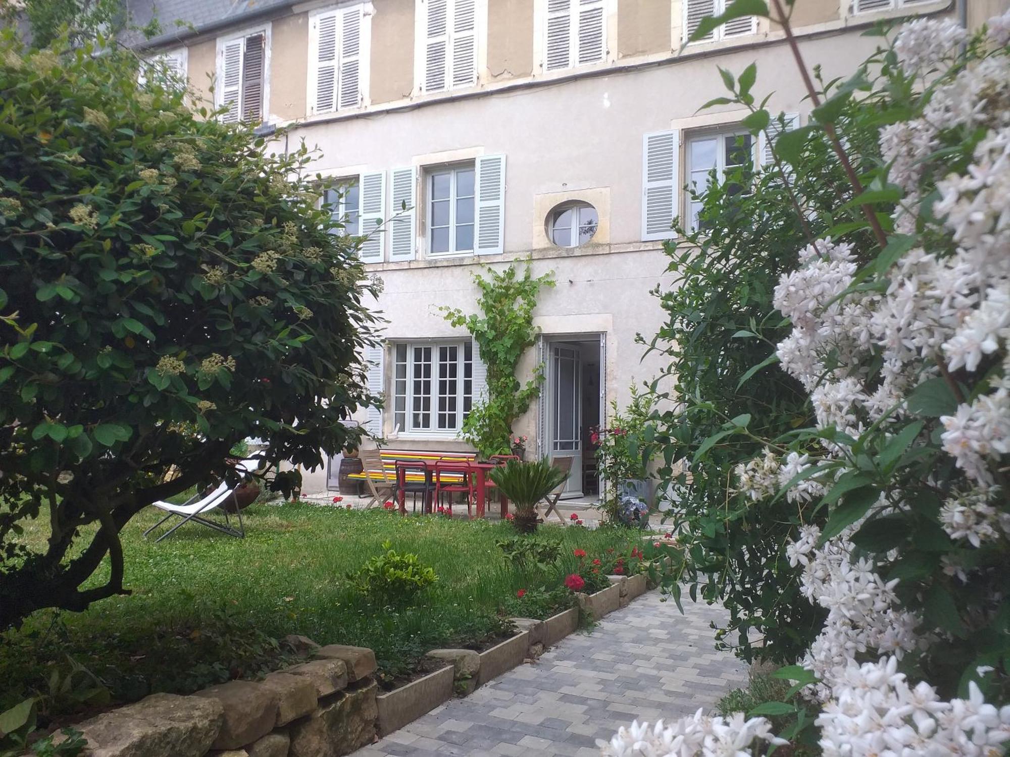 La Cour Du Chateau La Charite-sur-Loire Luaran gambar
