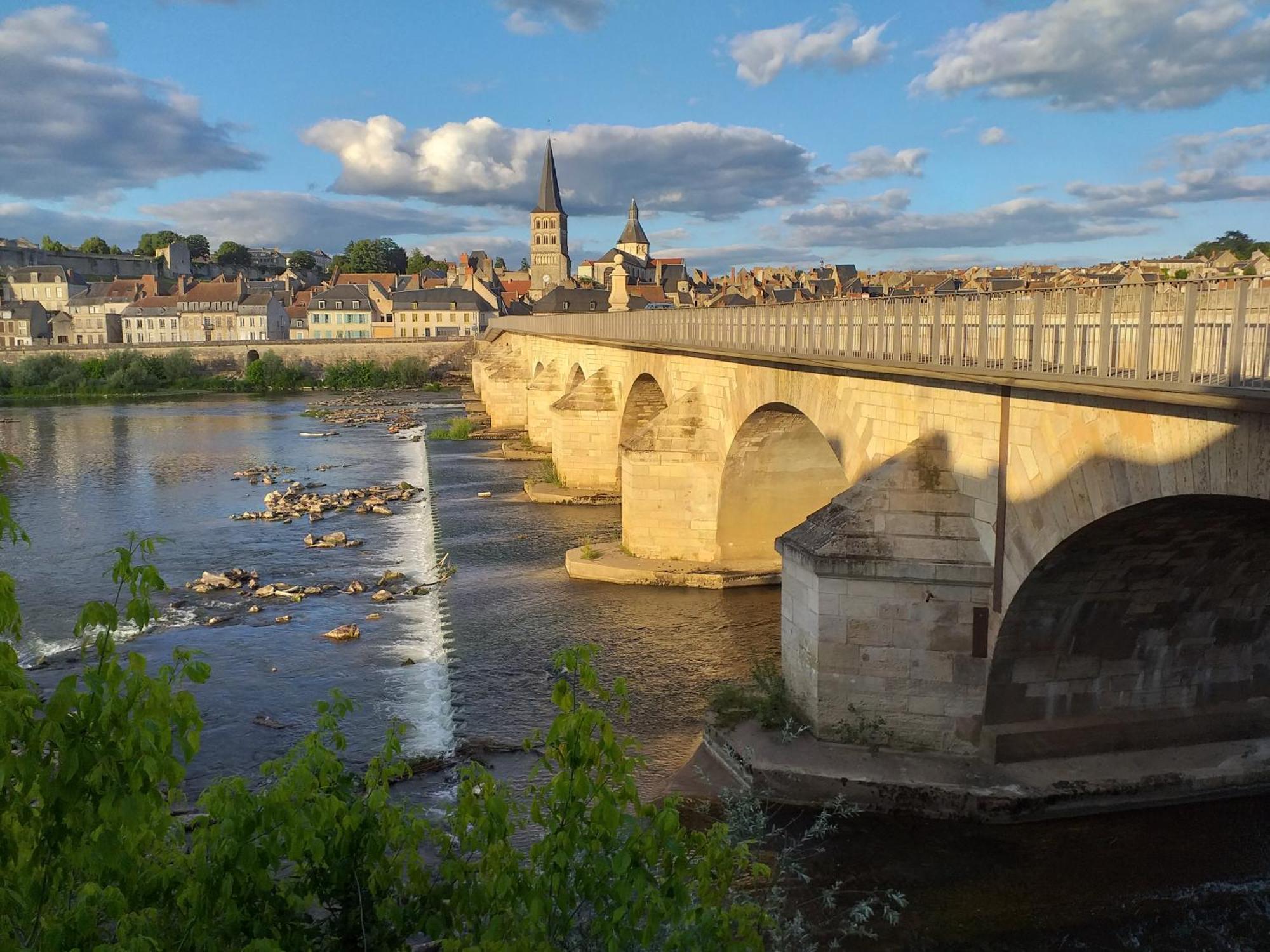 La Cour Du Chateau La Charite-sur-Loire Luaran gambar