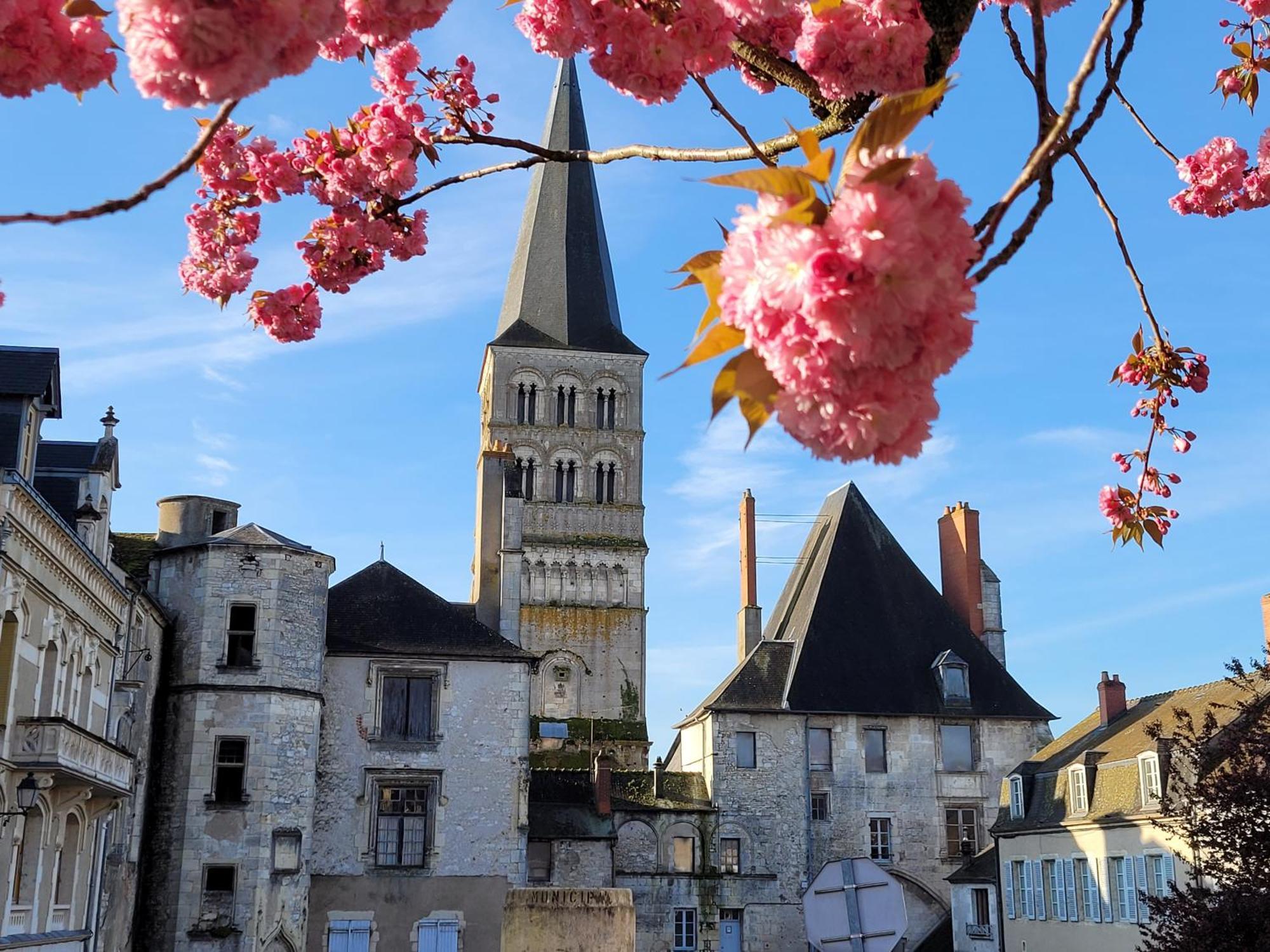 La Cour Du Chateau La Charite-sur-Loire Luaran gambar