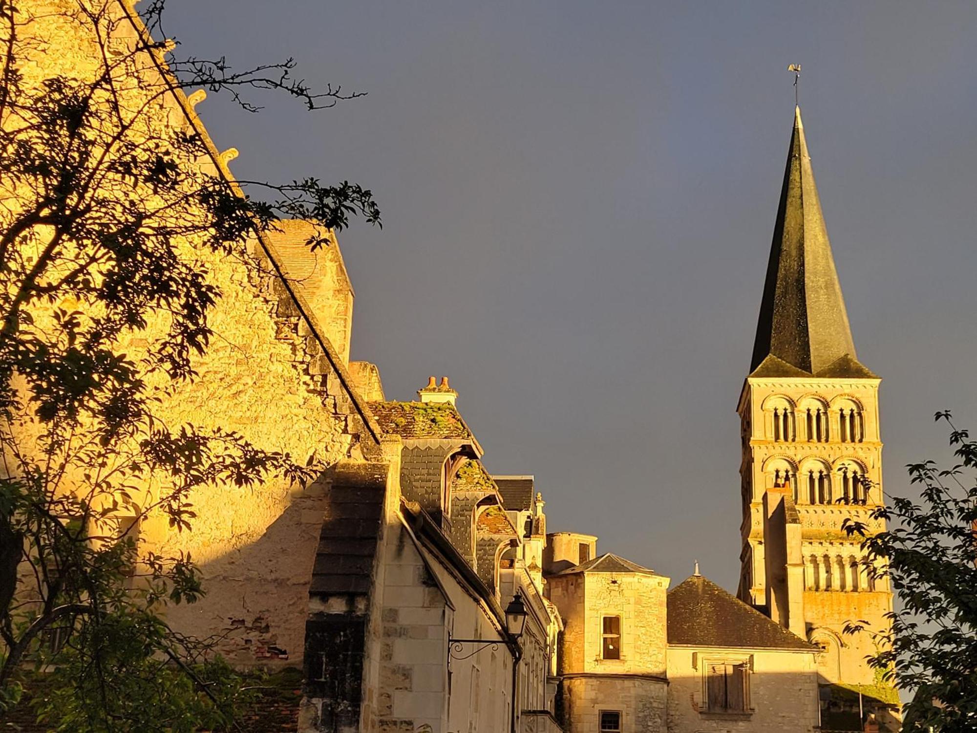 La Cour Du Chateau La Charite-sur-Loire Luaran gambar