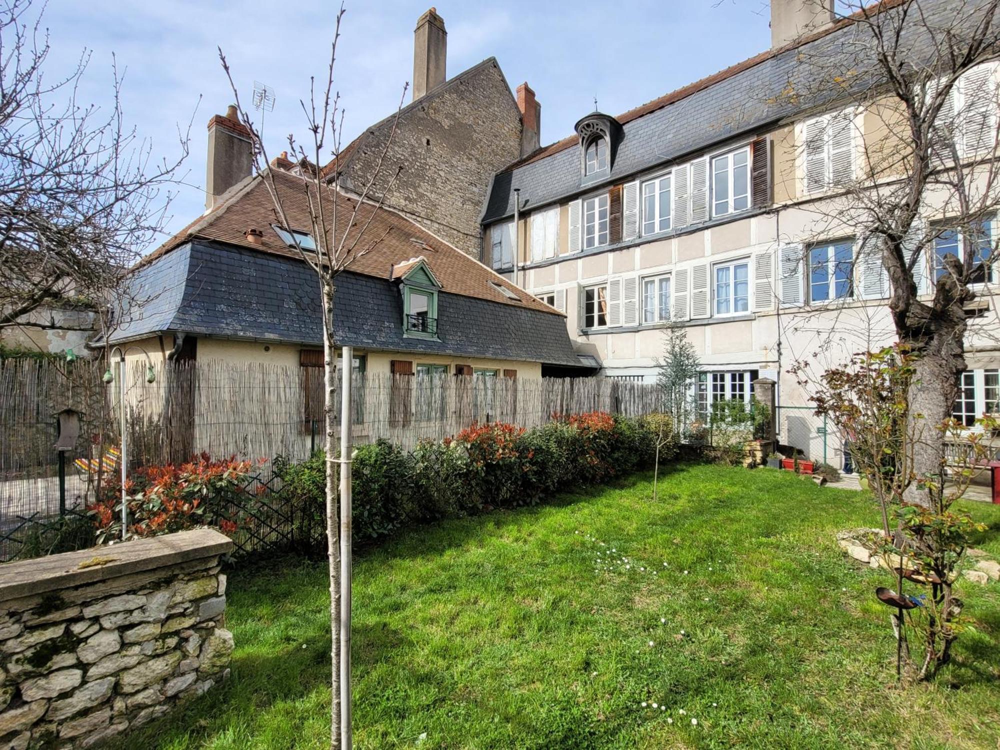 La Cour Du Chateau La Charite-sur-Loire Luaran gambar