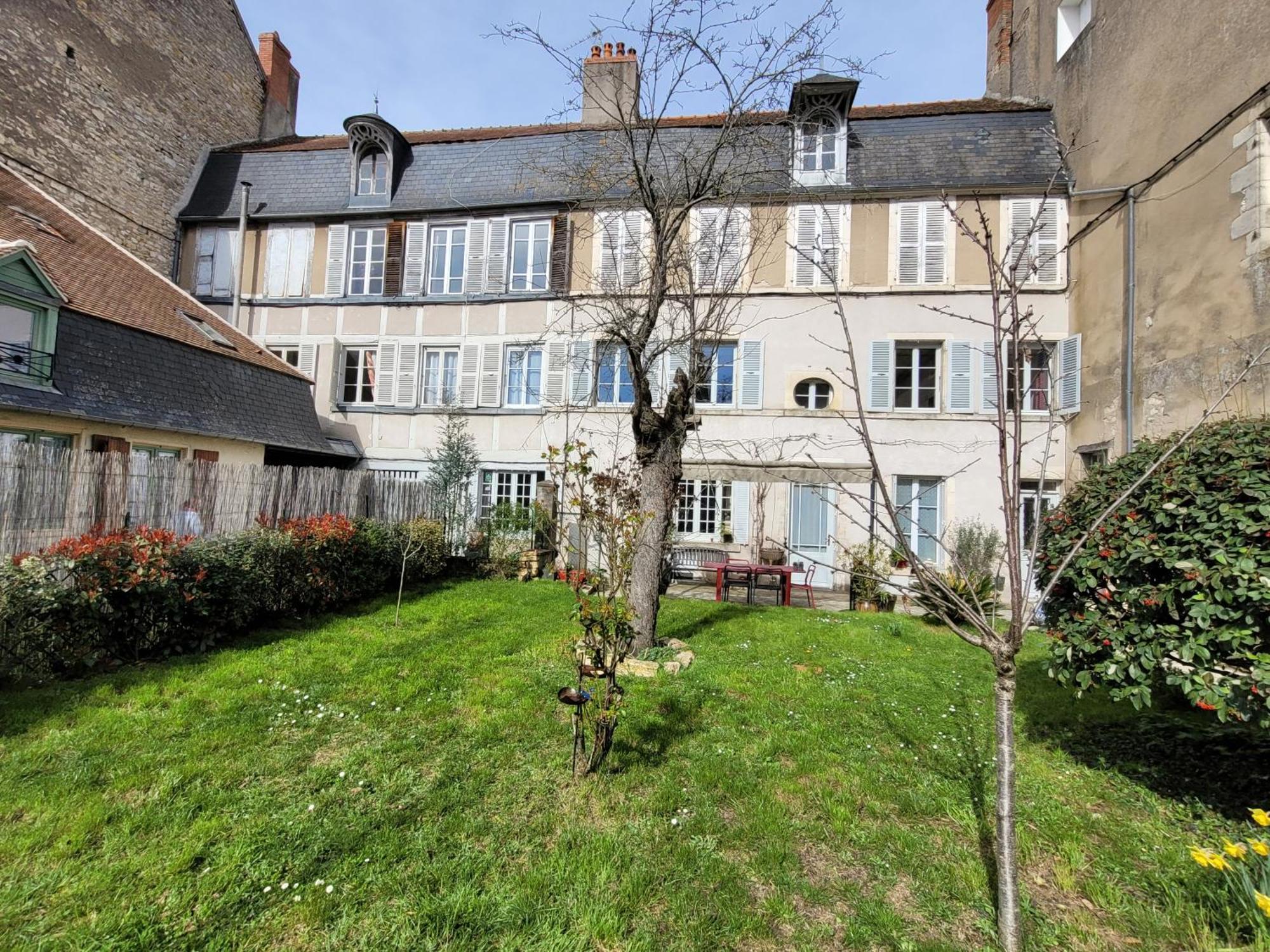 La Cour Du Chateau La Charite-sur-Loire Luaran gambar